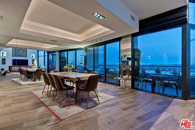 4335 Marina City Drive, Marina del Rey CA: https://media.crmls.org/mediaz/50d0ebe8-2b52-4909-804a-c34b837e864b.jpg