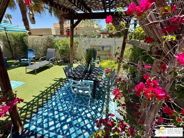 1533 N Sunflower Court, Palm Springs CA: https://media.crmls.org/mediaz/50d15669-e34c-4567-b593-4c0e3c80a0fb.jpg