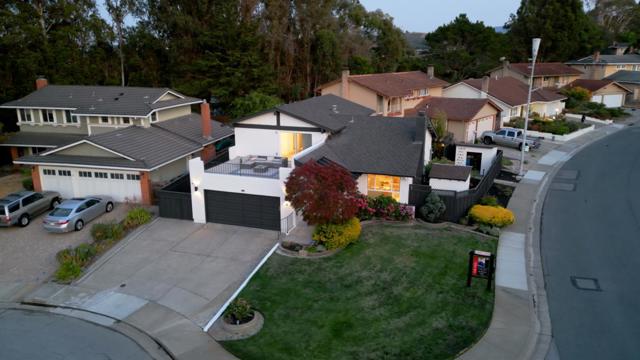 6 Whitecliff Court, San Mateo CA: https://media.crmls.org/mediaz/50d16e0a-5fb7-4d8d-9ec8-d2fdf783df92.jpg