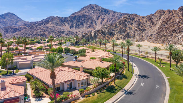 48245 Calle Floristas, La Quinta CA: https://media.crmls.org/mediaz/50d18ec4-59dd-4c77-80b0-40f4241c8e10.jpg