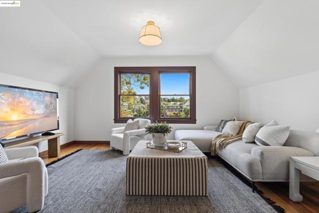 1048 Annerley Rd, Oakland CA: https://media.crmls.org/mediaz/50d1d3fa-7b62-48ac-ab34-dc97663058b1.jpg