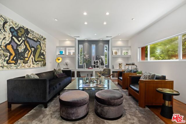 4255 Saint Clair Avenue, Studio City CA: https://media.crmls.org/mediaz/50d22d85-8a58-42a2-a48e-3417448ad830.jpg