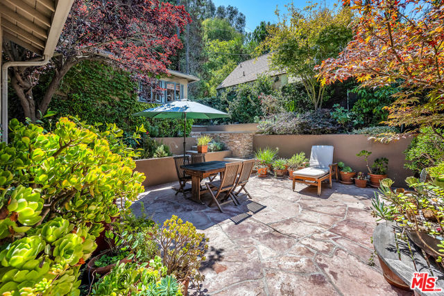 3275 Dos Palos Drive, Los Angeles CA: https://media.crmls.org/mediaz/50d3a5c8-12e6-458a-8406-5b69eac693bb.jpg