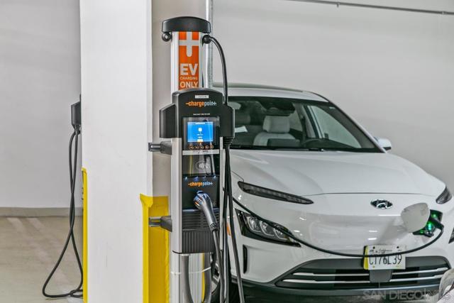 700 W E St, San Diego CA: https://media.crmls.org/mediaz/50d3d9f5-eb7f-481d-baeb-3ef55f2b5560.jpg