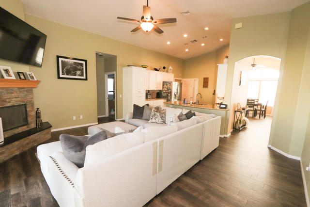 27185 Landau Boulevard, Cathedral City CA: https://media.crmls.org/mediaz/50d401c0-dc01-4086-945a-071a28697532.jpg