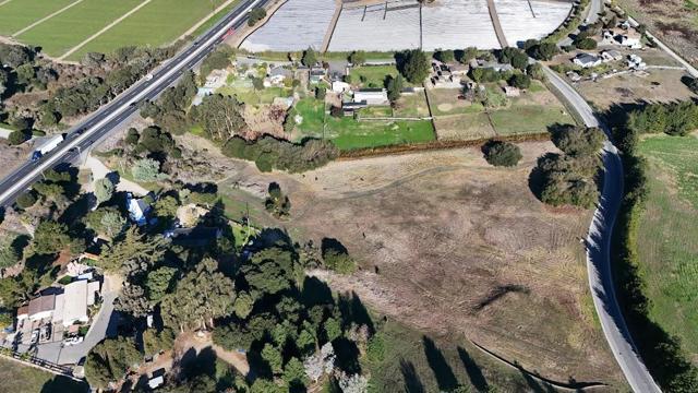 10706 Country Meadows Road, Salinas CA: https://media.crmls.org/mediaz/50d43b5c-fd10-4ef7-a006-be1c910f634c.jpg