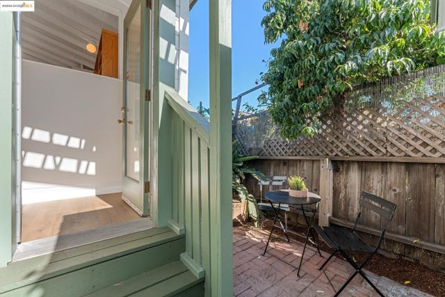 350 Henry St, Oakland CA: https://media.crmls.org/mediaz/50d54cd1-b905-41e9-a7d2-768a720e2f70.jpg