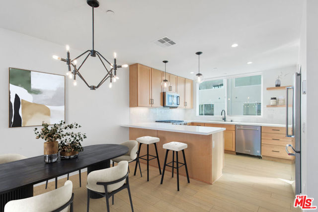 11220 Victory Boulevard, North Hollywood CA: https://media.crmls.org/mediaz/50d57352-d679-4501-bc5d-4ba851607bb1.jpg