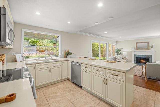 Detail Gallery Image 14 of 52 For 2702 Jacaranda Ave, Carlsbad,  CA 92009 - 5 Beds | 2/1 Baths
