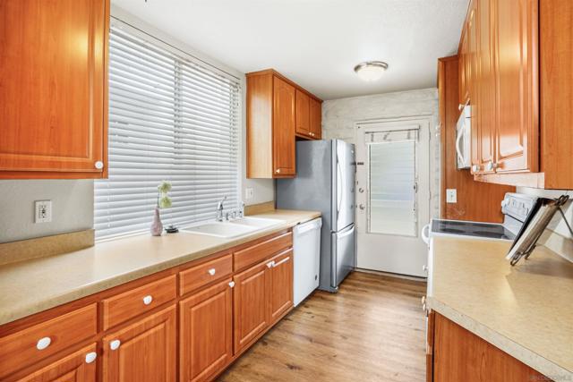 2544 Navarra Dr,  CA: https://media.crmls.org/mediaz/50d78ea5-e16c-4541-9b53-a30937a95bc2.jpg