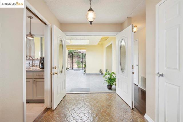 11772 Cranford Way, Oakland CA: https://media.crmls.org/mediaz/50d7ad70-d19e-4eb1-818e-cb9eb2bfca11.jpg