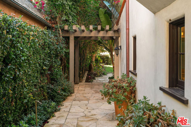 Image 6 of 72 For 705 Palisades Beach Road