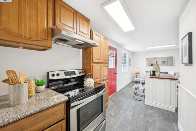 2449 26TH AVENUE, Oakland CA: https://media.crmls.org/mediaz/50d80236-2ebb-4205-92ee-8244677783f1.jpg