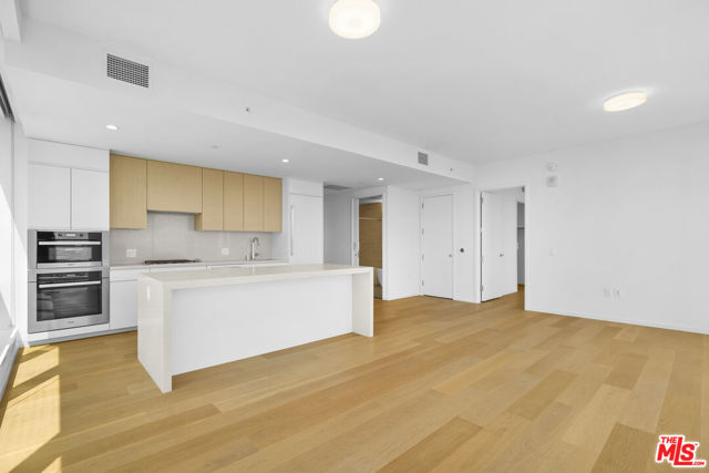 877 Francisco Street, Los Angeles CA: https://media.crmls.org/mediaz/50d80a62-7bc3-4ec7-9a72-e696f714b474.jpg