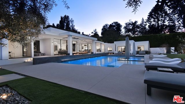 16032 VALLEY VISTA Boulevard, Encino CA: https://media.crmls.org/mediaz/50d82322-4a4e-4e7e-aab2-792325805307.jpg