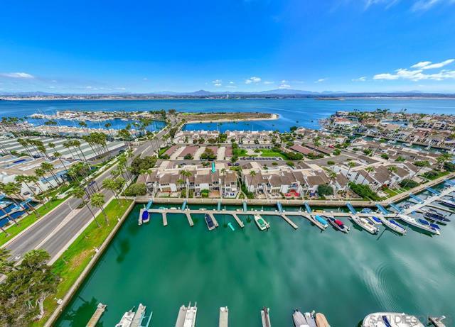 94 Kingston Ct W, Coronado CA: https://media.crmls.org/mediaz/50d8a681-fe62-4029-aac7-04cdd430985f.jpg