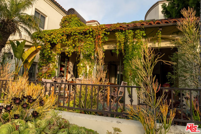 416 Carroll Canal, Venice CA: https://media.crmls.org/mediaz/50d8a89c-8350-41a7-a445-716cb8b0d559.jpg