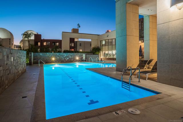 645 Front Street, San Diego CA: https://media.crmls.org/mediaz/50d8f40c-5207-4906-be73-f84dc7fdce66.jpg