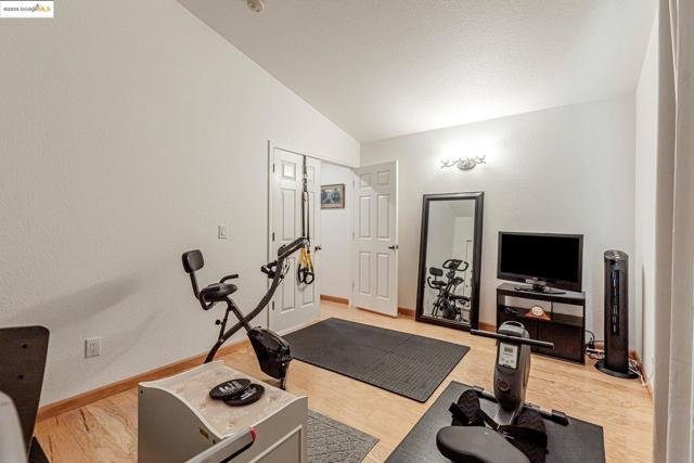 8215 Red Elk Dr, Elk Grove CA: https://media.crmls.org/mediaz/50da354d-0b8d-4ae5-9e06-68770317f911.jpg