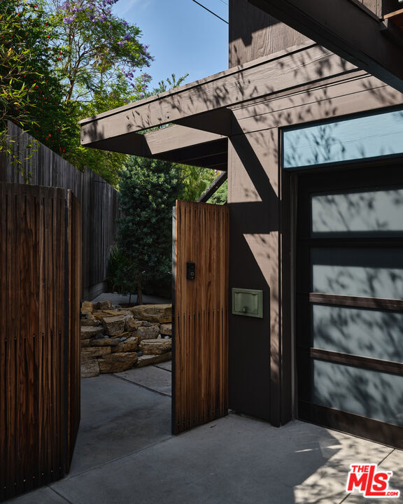 2052 Mayview Drive, Los Angeles CA: https://media.crmls.org/mediaz/50db244e-3774-475a-aece-c72923e3e1b7.jpg