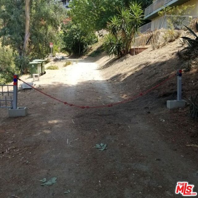 2500 Yorkshire Drive, Los Angeles CA: https://media.crmls.org/mediaz/50dc83a4-79d2-49b0-8916-294954037e3d.jpg