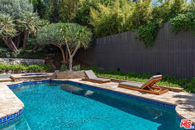 1136 N Doheny Drive, Los Angeles CA: https://media.crmls.org/mediaz/50dc86f9-baa7-4c3e-b8c8-b656e9c308ad.jpg