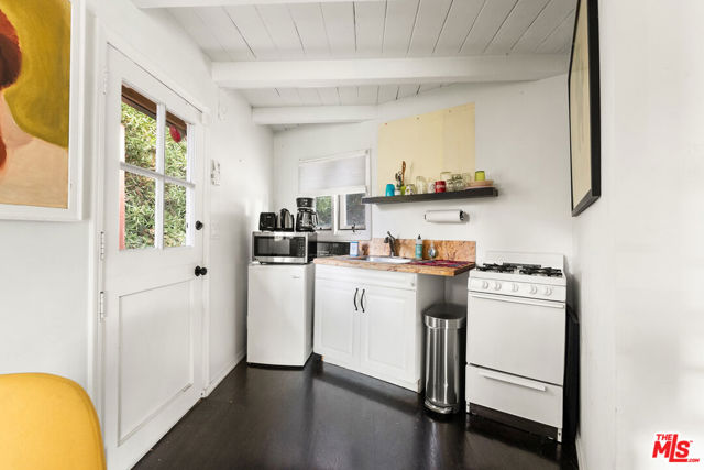 2316 Laurelmont Place, Los Angeles CA: https://media.crmls.org/mediaz/50dcf4a8-7c34-4974-841e-edc7ebd7d14c.jpg