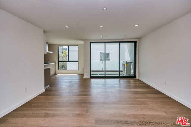328 N Maple Drive, Beverly Hills CA: https://media.crmls.org/mediaz/50dd4551-d974-4111-ada8-df87be05fac8.jpg