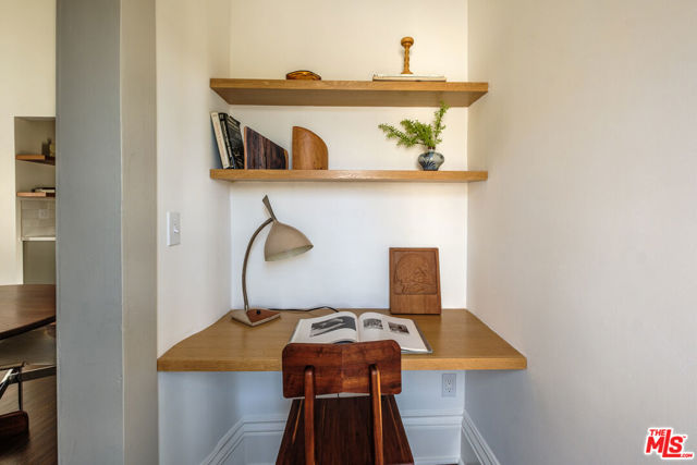 116 Roselawn Place, Los Angeles CA: https://media.crmls.org/mediaz/50dd6958-078c-483b-bf93-0192a2b9cf44.jpg