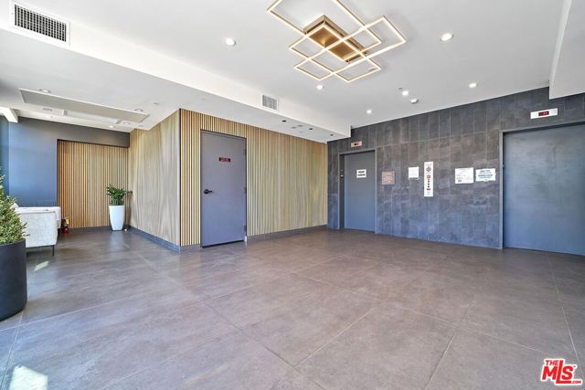 321 S Oxford Avenue, Los Angeles CA: https://media.crmls.org/mediaz/50dd9747-83b0-471f-8ce7-553e74901583.jpg