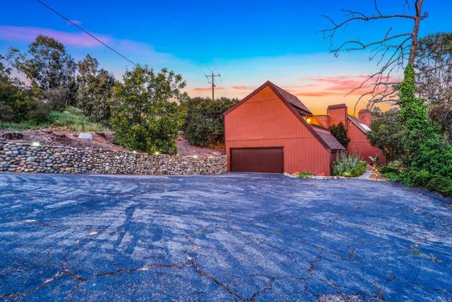 30593 Miller Road, Valley Center CA: https://media.crmls.org/mediaz/50dd9ffe-dce7-4a94-8d77-91e0b8c941a4.jpg