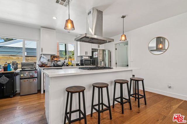 885 Kincaid Avenue, Inglewood CA: https://media.crmls.org/mediaz/50dda3cd-f7ca-468e-8960-31b1805c7fac.jpg