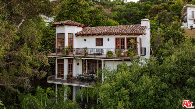 2942 Passmore Drive, Los Angeles CA: https://media.crmls.org/mediaz/50dee5d2-b082-47b3-8402-17562f9c0658.jpg