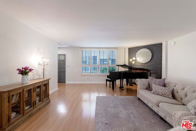 933 17th Street, Santa Monica CA: https://media.crmls.org/mediaz/50dfa4c4-2b9e-491c-bdc4-e73a86f76a2c.jpg