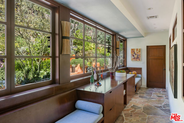 2669 Harlesden Court, Los Angeles CA: https://media.crmls.org/mediaz/50e02dcb-a511-423e-a616-9a660474fec2.jpg