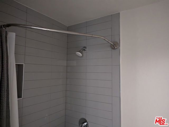 310 S Kenmore Avenue, Los Angeles CA: https://media.crmls.org/mediaz/50e0cc64-c59e-4146-b120-19fd622a91bb.jpg
