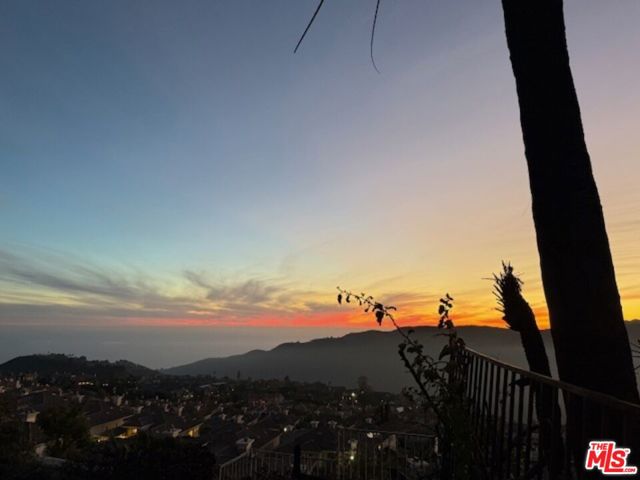 1648 Chastain, Pacific Palisades CA: https://media.crmls.org/mediaz/50e0f54f-3176-420f-934b-1f3e254604e4.jpg