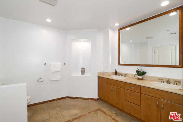 1862 S Bentley Avenue, Los Angeles CA: https://media.crmls.org/mediaz/50e1b2d4-9782-451b-b886-6559ec6c2118.jpg