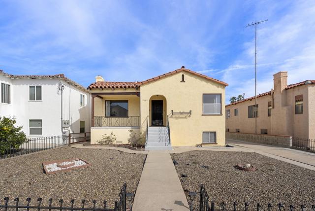 Detail Gallery Image 2 of 47 For 3040 Byron St, San Diego,  CA 92106 - 6 Beds | 2 Baths