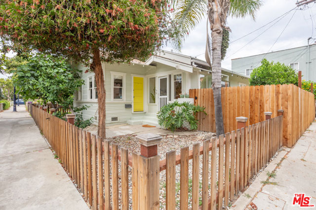 732 N Toledo Walk, Long Beach CA: https://media.crmls.org/mediaz/50e30906-c2de-4def-b7d6-e3b62ef65c68.jpg