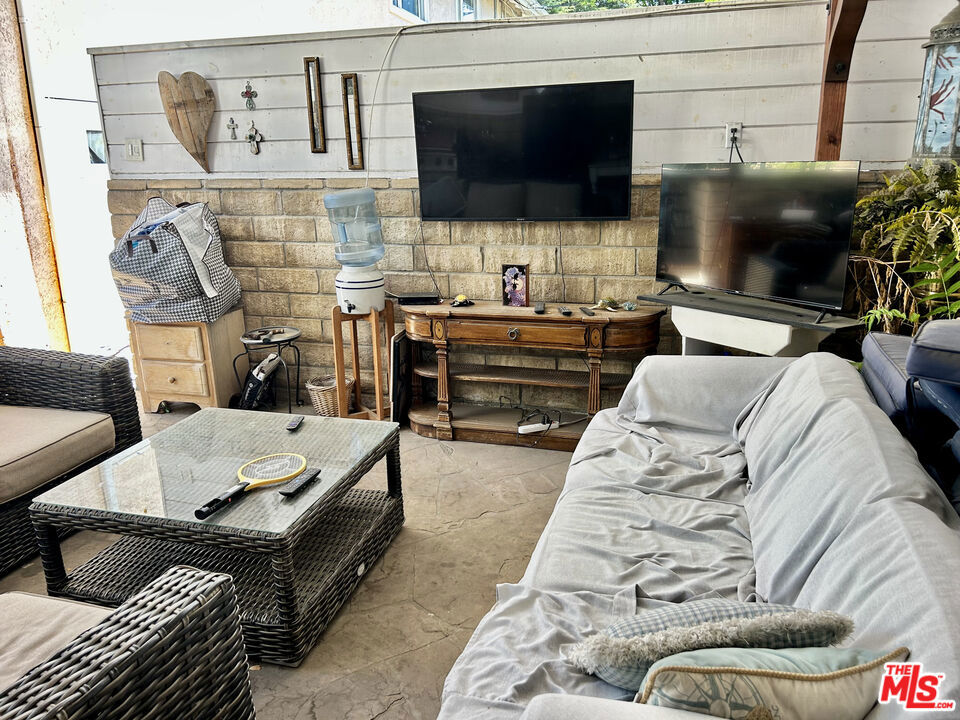 https://media.crmls.org/mediaz/50e31fa9-ce93-46a0-833f-5dbc9bc824af.jpg?preset=X-Large