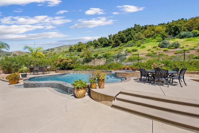 2776 Vistamonte Glen, Escondido CA: https://media.crmls.org/mediaz/50e5d857-2eed-4ec7-a4d7-4523cb68665a.jpg