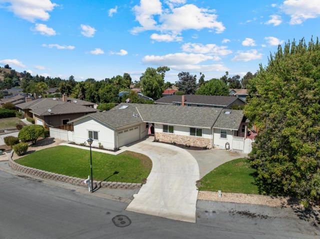 471 Marks Drive, Hollister CA: https://media.crmls.org/mediaz/50e66460-08ad-4863-9cdf-e31dfa216847.jpg
