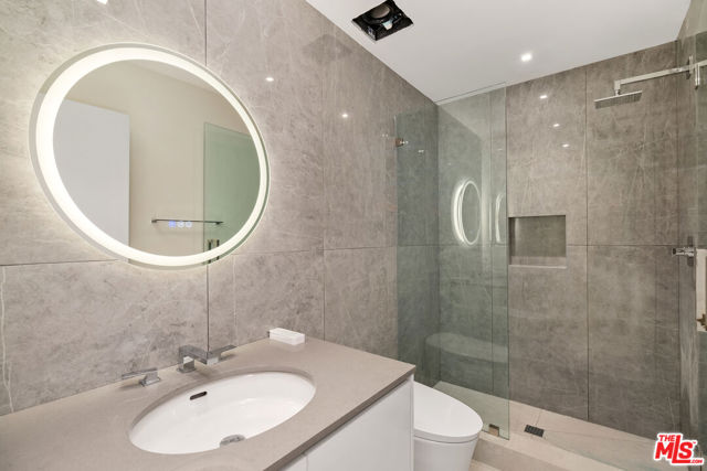 12330 Ridge Circle, Los Angeles CA: https://media.crmls.org/mediaz/50e6b89d-a996-434e-b068-47aca262835a.jpg