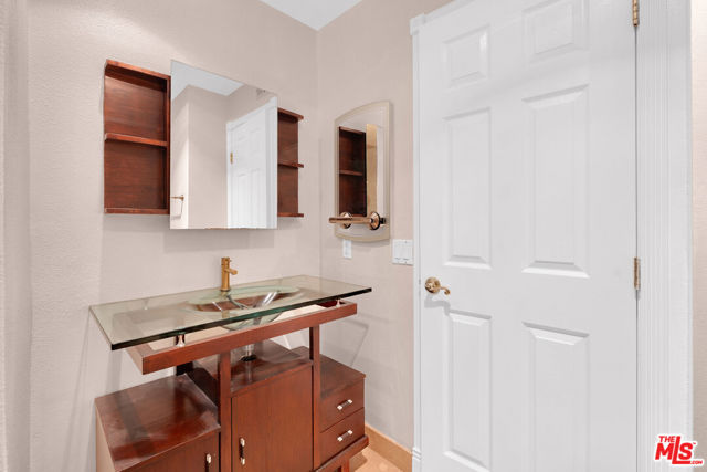 321 N Oakhurst Drive, Beverly Hills CA: https://media.crmls.org/mediaz/50e78b72-b709-436f-b59b-0135d93f1b05.jpg