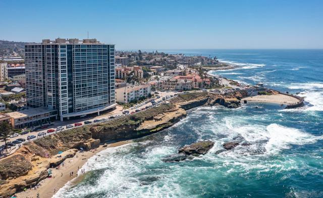 939 Coast Blvd, La Jolla CA: https://media.crmls.org/mediaz/50e7df8b-038d-4cce-95c4-ea02cb321312.jpg