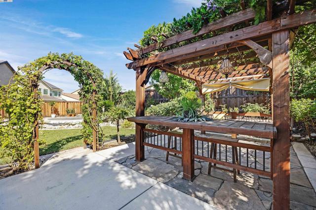 2288 Jessica Way, Tracy CA: https://media.crmls.org/mediaz/50e8edd6-4582-4952-89e7-673cdef882d8.jpg