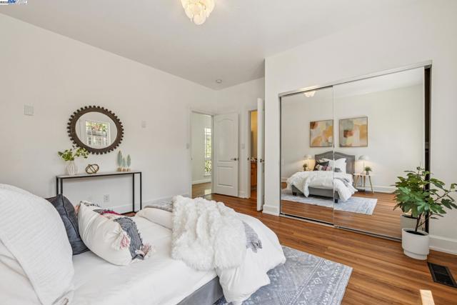 3296 Walnut Ln, Lafayette CA: https://media.crmls.org/mediaz/50e940df-9942-4daf-9d33-69121341493a.jpg