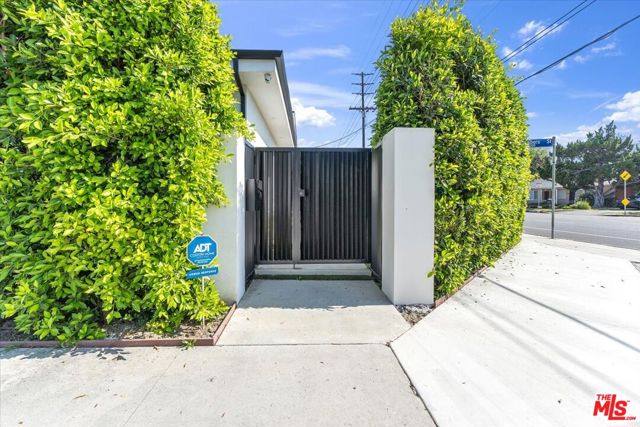 5456 Hazeltine Avenue, Sherman Oaks CA: https://media.crmls.org/mediaz/50e94130-cbf9-407f-aaf6-18f8f7251ffd.jpg