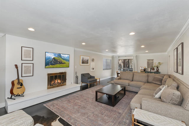 271 Bluebird Court, Big Bear CA: https://media.crmls.org/mediaz/50e9cfba-d7af-4b54-8bb6-ee15b6da8ee7.jpg